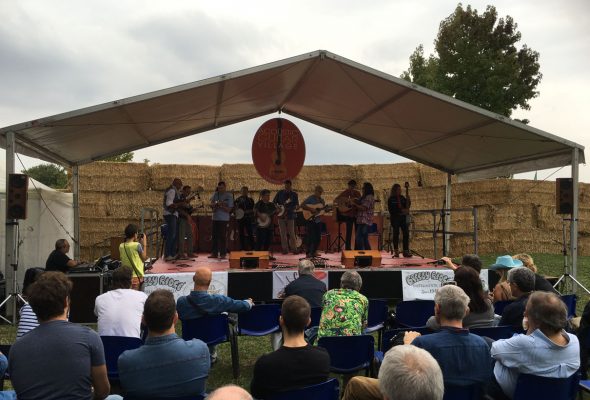 150 musicisti accreditati e più di 20 relatori, tantissimi eventi, dalle masterclass di liuteria e il concorso per emergenti, all’8a edizione dell’Italian Bluegrass Meeting, a Corde & Voci d’Autore, allo straordinario appuntamento Cremona Mandolini in Mostra, con mostra storica, conferenze culturali, liuteria, workshops didattici e l’arrivo di ensemble a pizzico da tutta Italia. Questi alcuni dei numeri dell’Acoustic Guitar Village a Cremona Musica. Appuntamento dal 24 al 26 settembre!